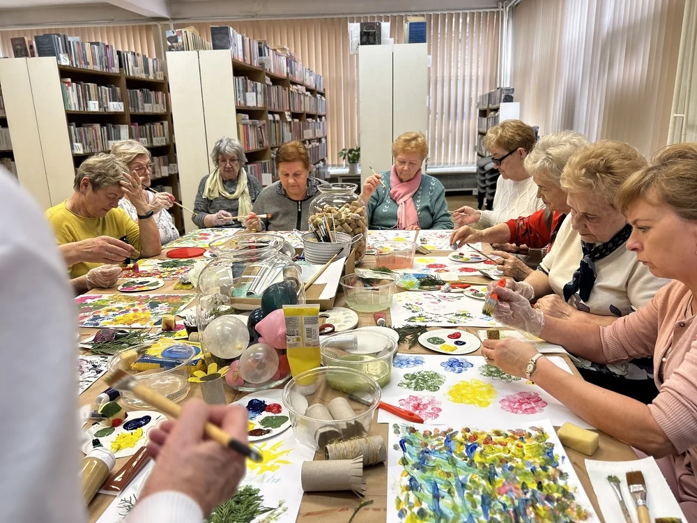 Pięcioma zmysłami w bibliotece – wyjątkowe warsztaty dla seniorów