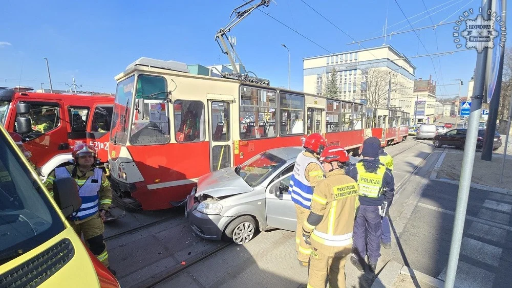 Kolizja na rondzie w Mysłowicach – kierująca trafiła do szpitala