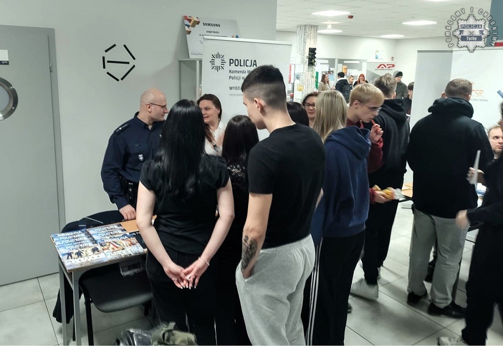 Tyscy mundurowi na IV Wiosennych Targach Pracy – szansa na wstąpienie do Policji!