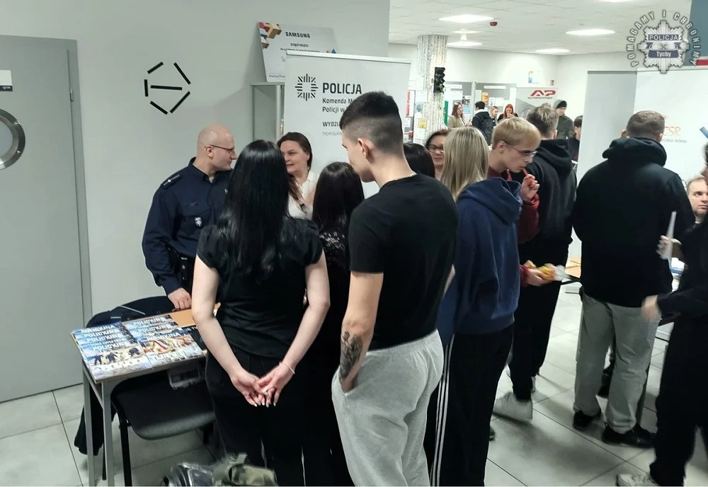 Tyscy mundurowi na IV Wiosennych Targach Pracy – szansa na wstąpienie do Policji!