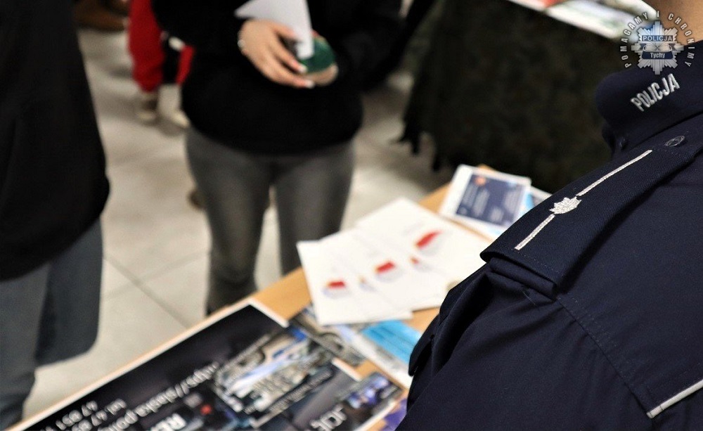 Tyscy mundurowi na IV Wiosennych Targach Pracy – szansa na wstąpienie do Policji!