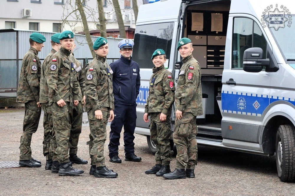 Zajęcia z tyskimi policjantami – Dzień Taktyczny w Zespole Szkół im. Orląt Lwowskich