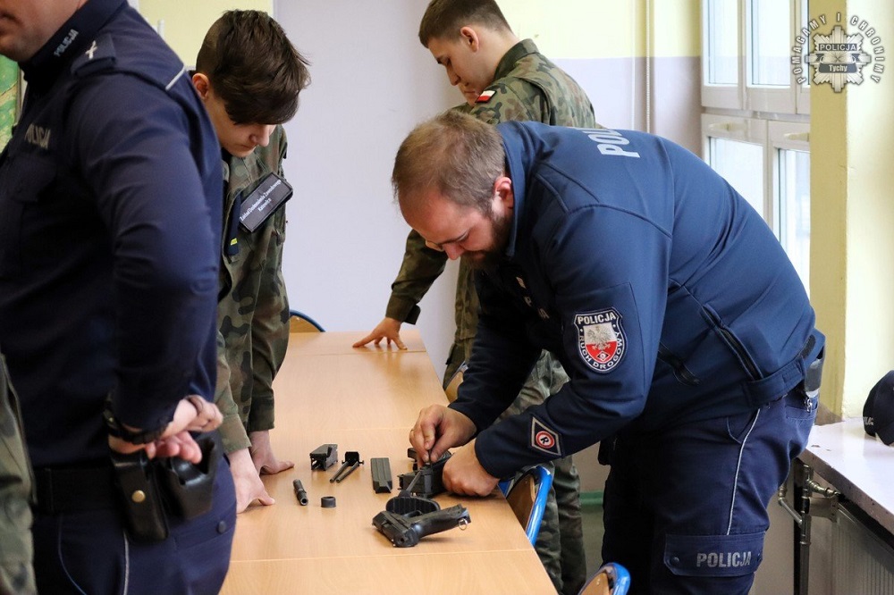 Zajęcia z tyskimi policjantami – Dzień Taktyczny w Zespole Szkół im. Orląt Lwowskich