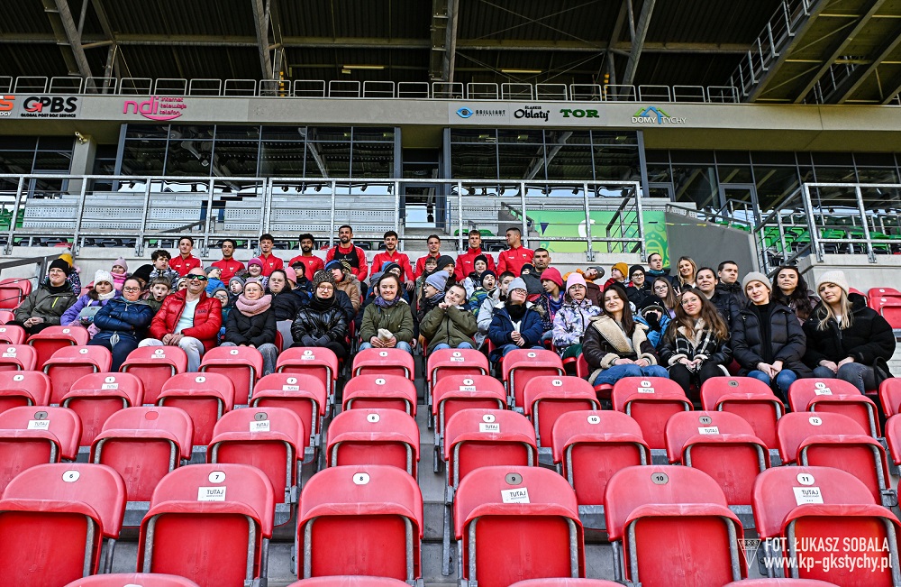 Uczniowie "Otwartego Okna" na Stadionie Miejskim z okazji Dnia Świadomości Autyzmu