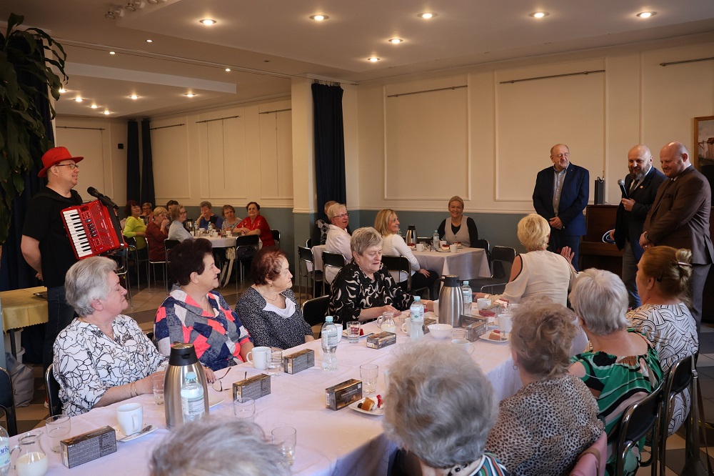 Dzień Kobiet w Orzeszu: Kwiaty i życzenia od burmistrza dla pań z PZERiI