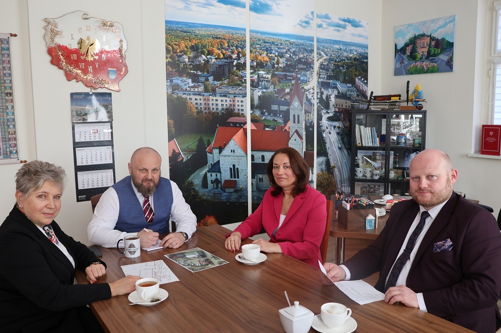 Nowe inwestycje mieszkaniowe w Orzeszu – rozmowy z udziałem senatora i prezesa SIM