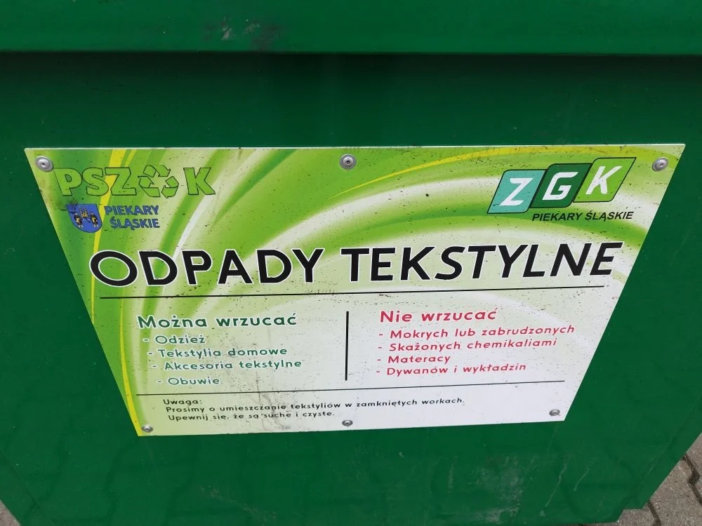 Nowe pojemniki na odzież w Piekarach Śląskich – teraz łatwiej segregować odpady tekstylne