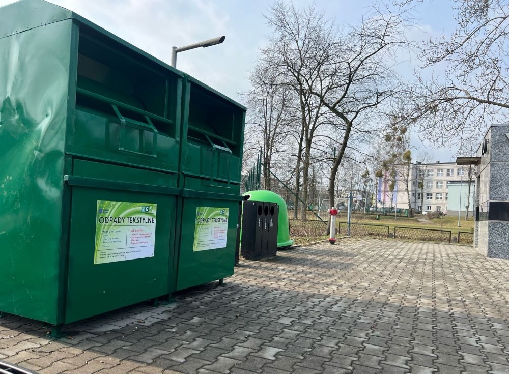 Nowe pojemniki na odzież w Piekarach Śląskich – teraz łatwiej segregować odpady tekstylne