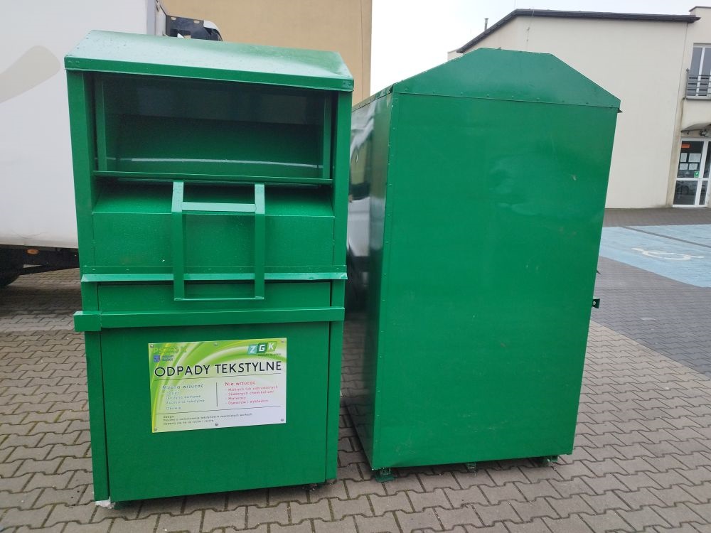 Nowe pojemniki na odzież w Piekarach Śląskich – teraz łatwiej segregować odpady tekstylne
