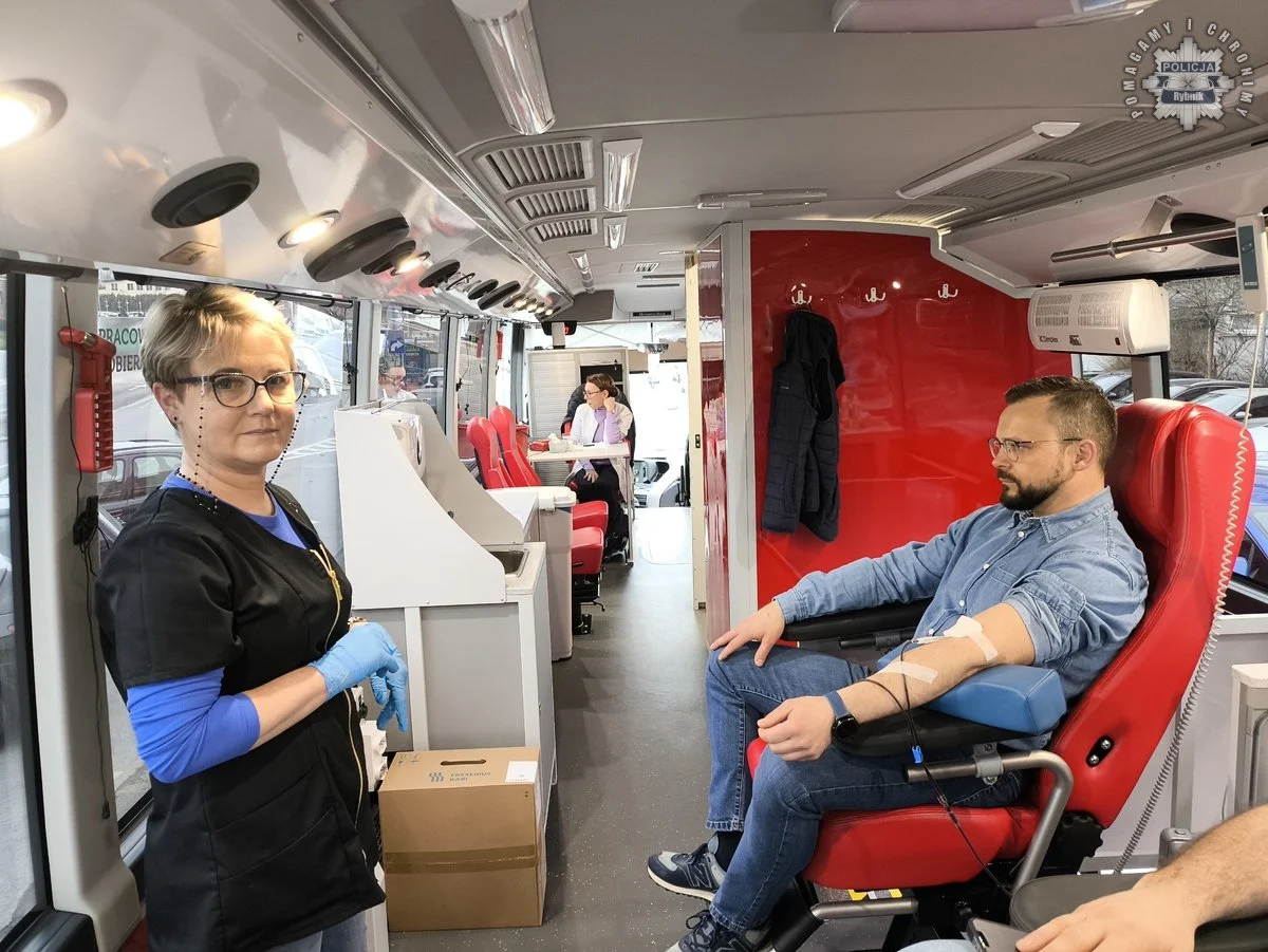 Krew, która ratuje życie – akcja krwiodawstwa przed rybnicką komendą