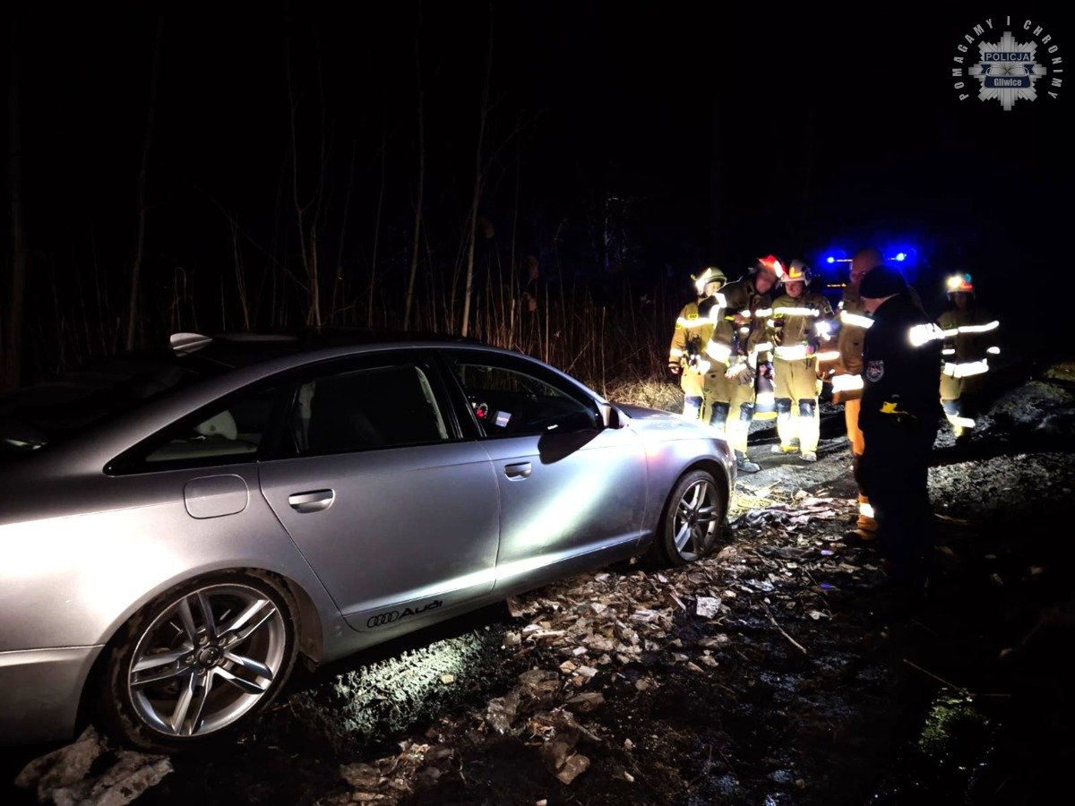 Skuteczna interwencja służb ratunkowych w Gliwicach: kierowca utknął w podmokłym terenie