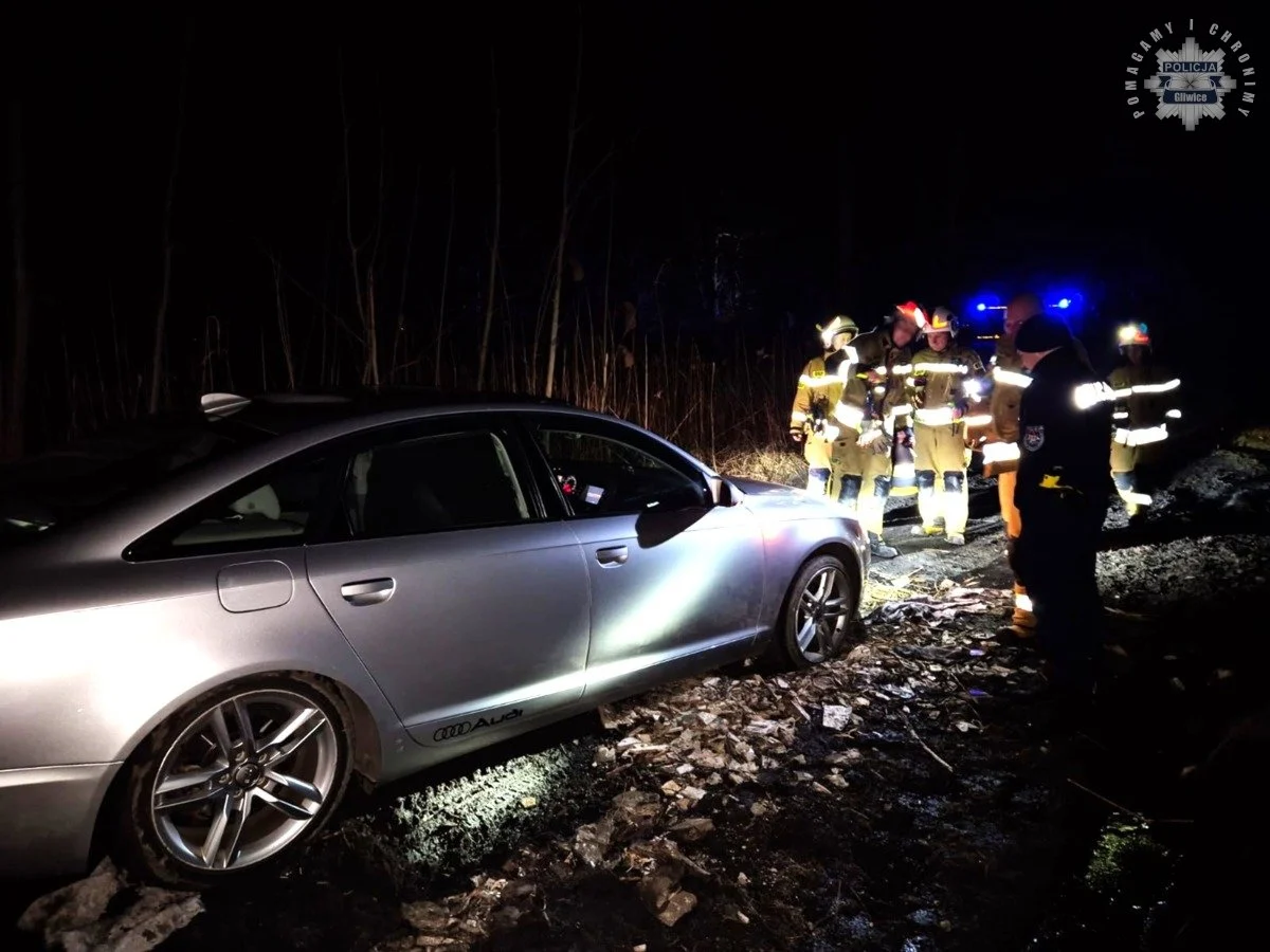 Skuteczna interwencja służb ratunkowych w Gliwicach: kierowca utknął w podmokłym terenie