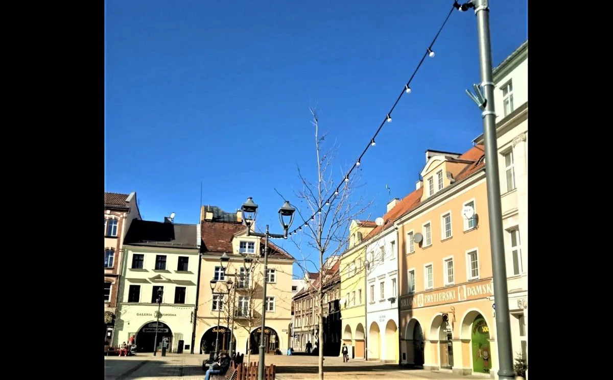 Gliwicki Rynek jeszcze piękniejszy! Trwa montaż klimatycznej girlandy