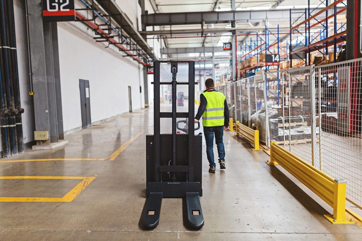 Jak działa podnośnik towarowy i gdzie znajduje zastosowanie?