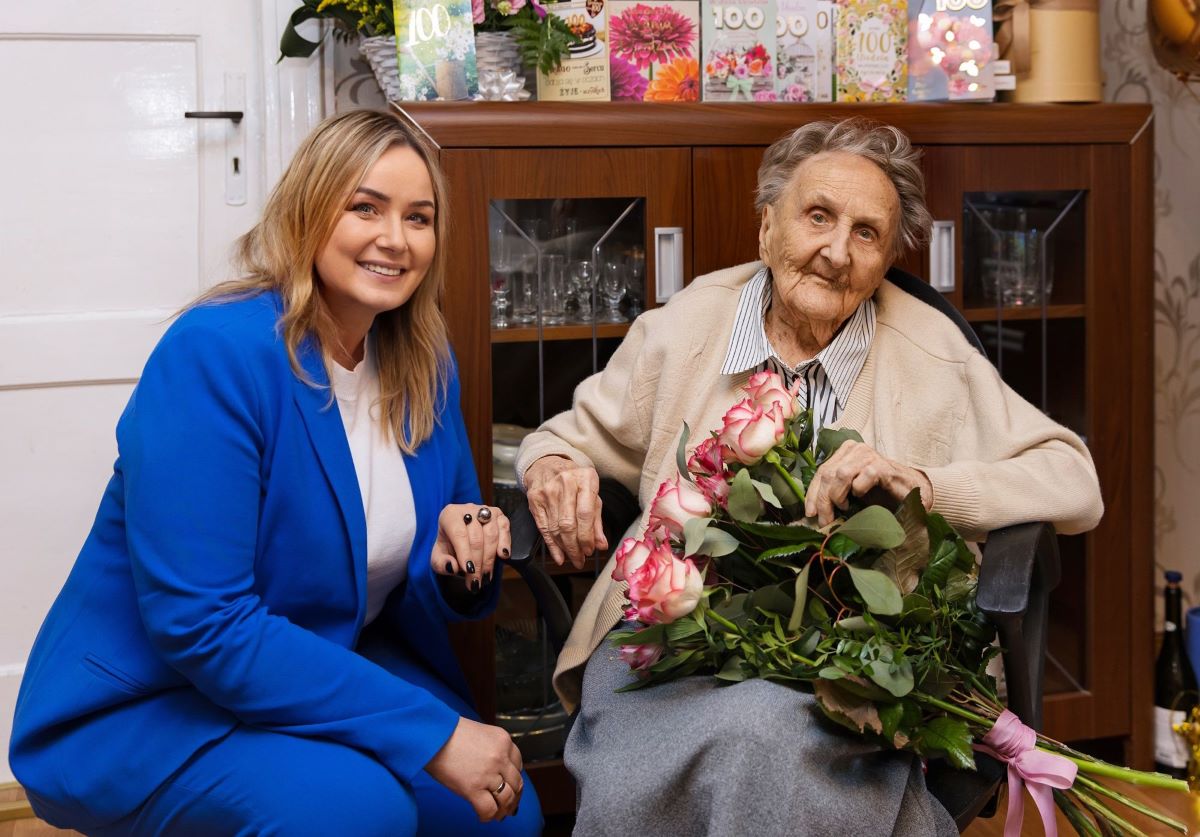 Pani Elżbieta Smagacz skończyła sto lat. Solenizantkę odwiedziła prezydent Gliwic