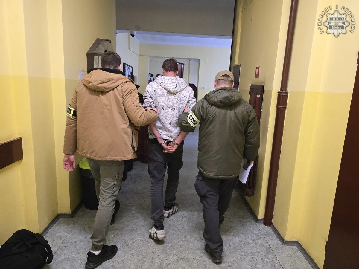 Agresywny mężczyzna próbował wręczyć łapówkę mundurowym