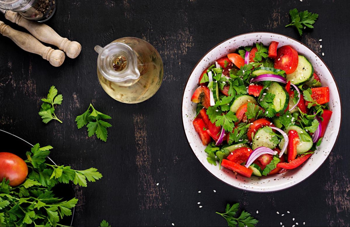 Najlepsze przyprawy do sałatek – czego użyć zamiast soli?