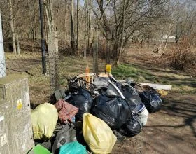 Bytomianie sprzątali Szombierki. Wśród odpadów m.in. wózek dziecięcy i kabina prysznicowa