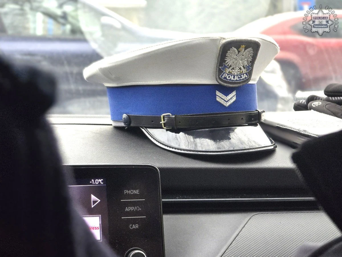 Z promilami, dwoma zakazami i listem gończym na drodze. Zatrzymano 21-latka