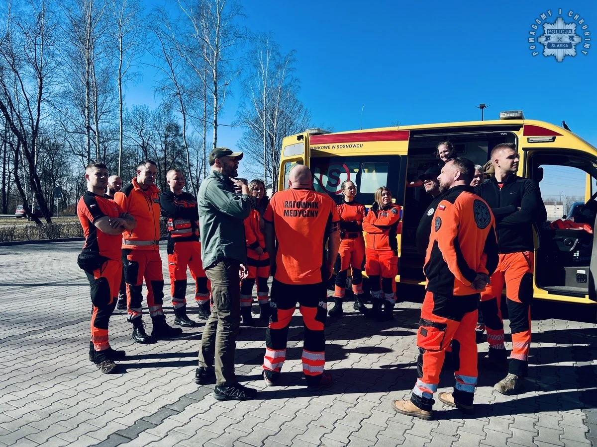 Ratownicy medyczni uczą się samoobrony – policyjne szkolenie w Sosnowcu