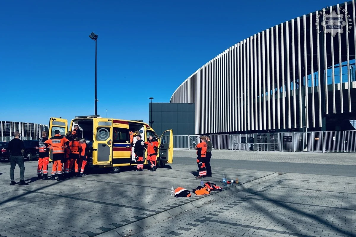 Ratownicy medyczni uczą się samoobrony – policyjne szkolenie w Sosnowcu