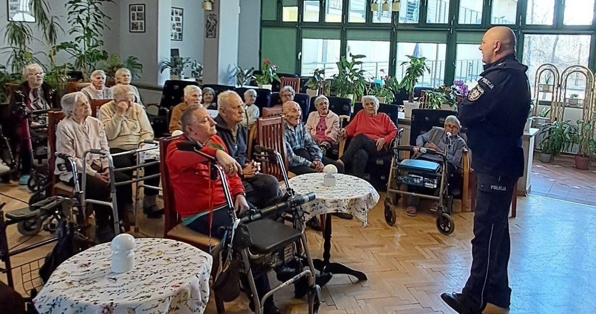 Policjant ostrzegał seniorów przed oszustami