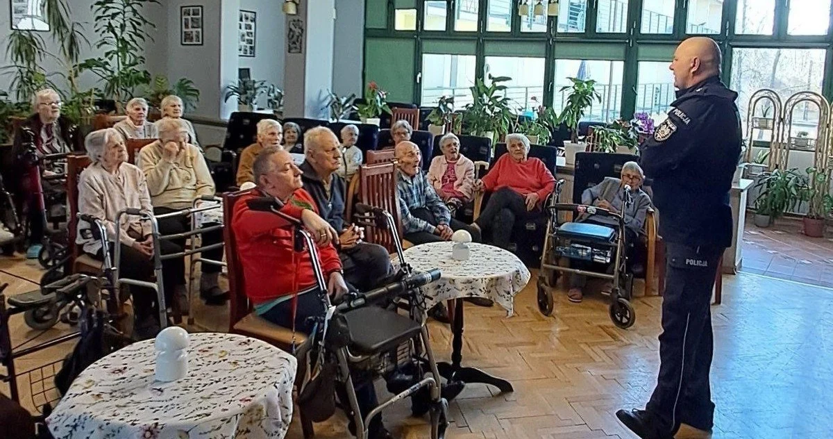 Policjant ostrzegał seniorów przed oszustami