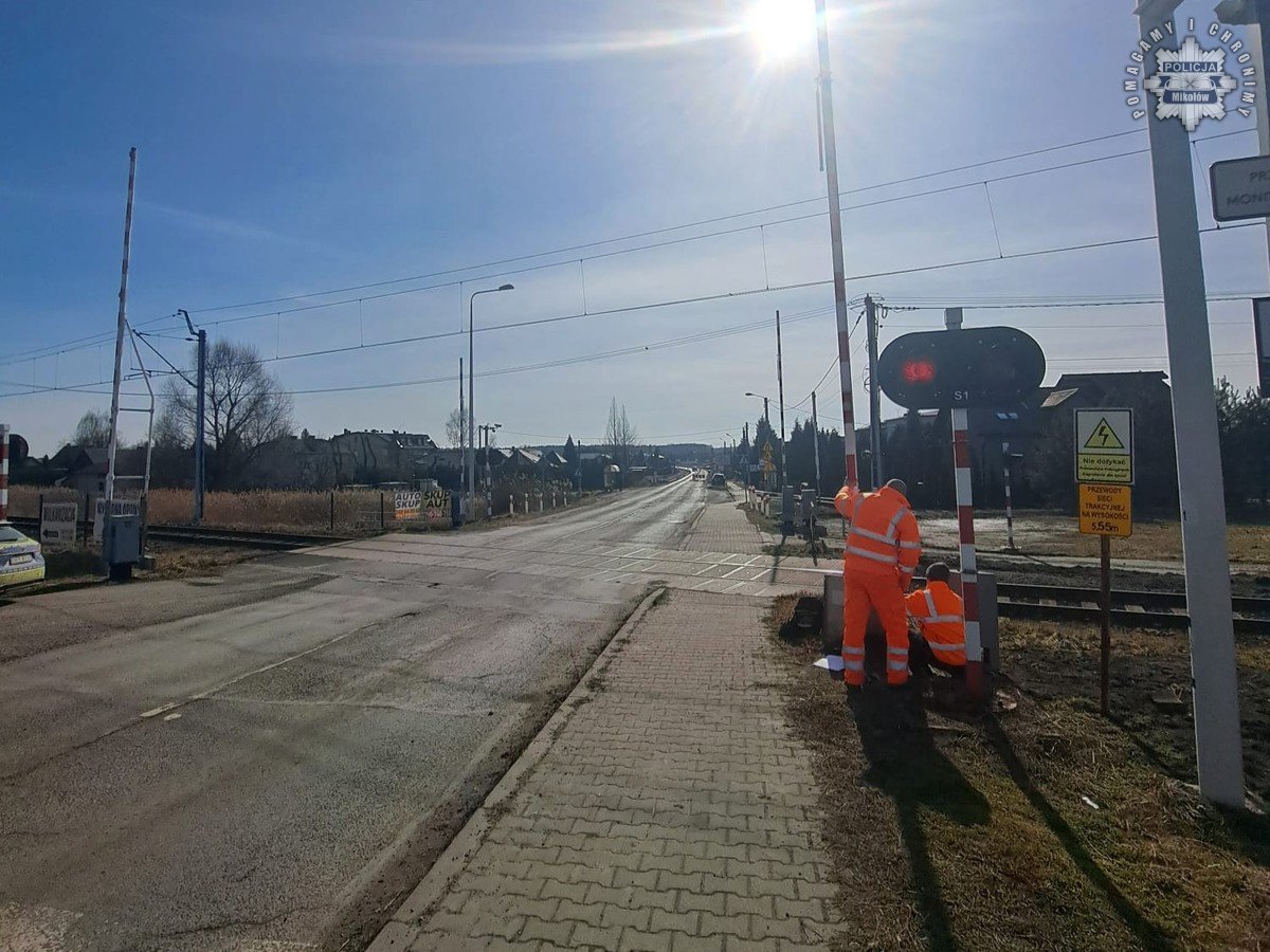 77-letni kierowca zignorował zapory na przejeździe kolejowym!