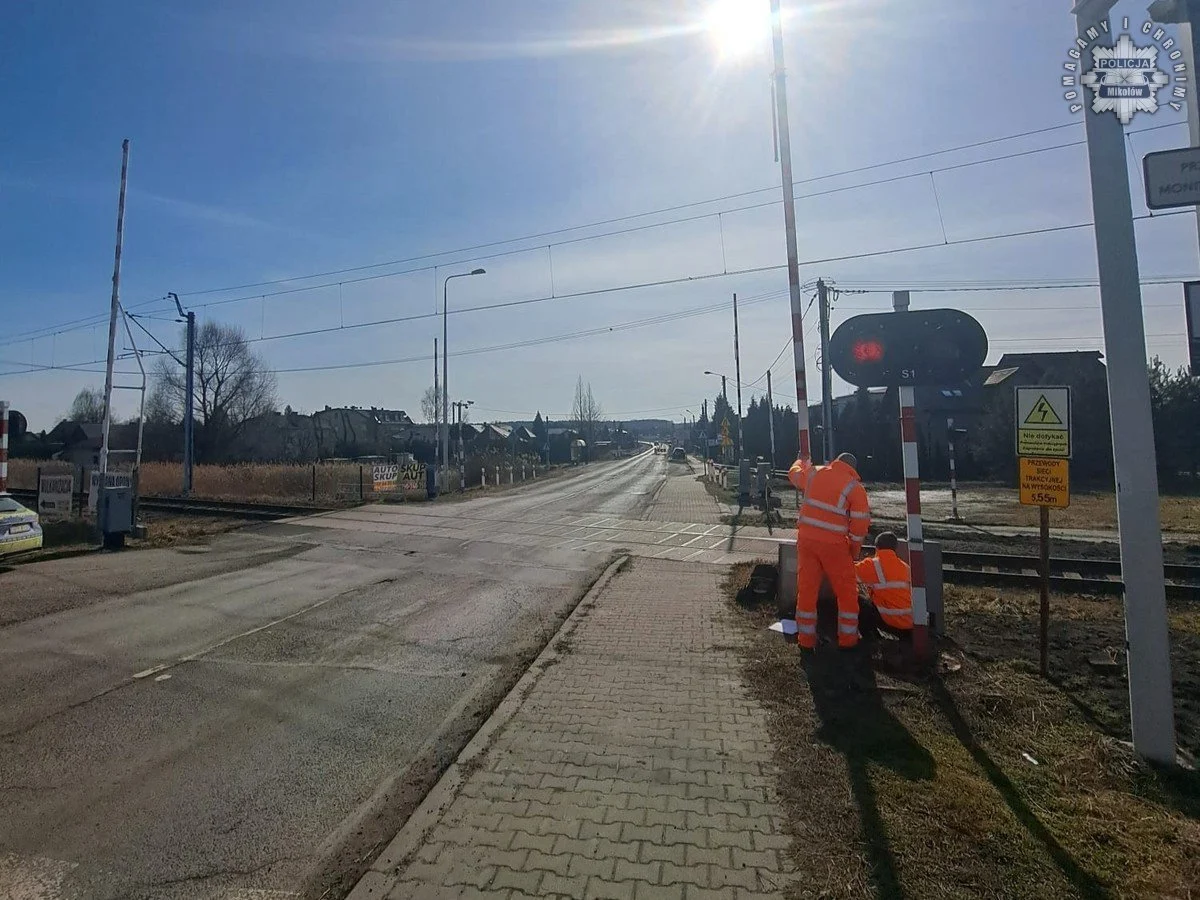 77-letni kierowca zignorował zapory na przejeździe kolejowym!