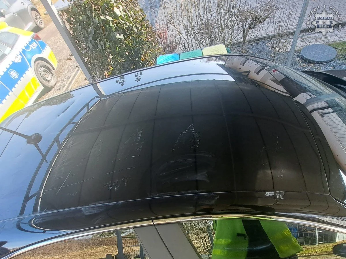 77-letni kierowca zignorował zapory na przejeździe kolejowym!