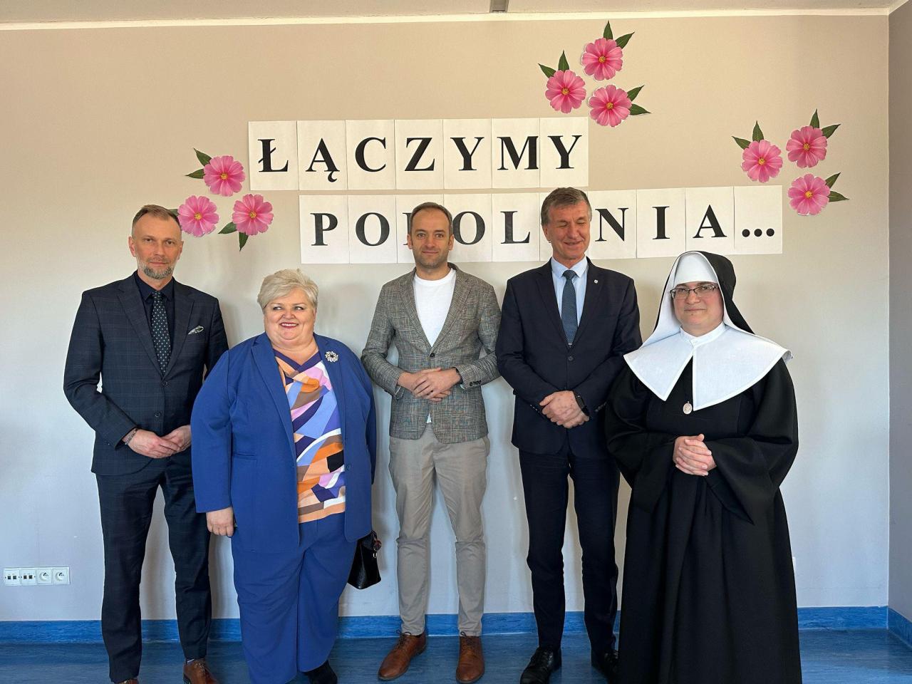 Uroczystości ku czci patrona szpitala św. Józefa w Mikołowie. Wicestarosta i członkowie Zarządu Powiatu podkreślają bliską współpracę z placówką. Życzenia dalszego rozwoju 3