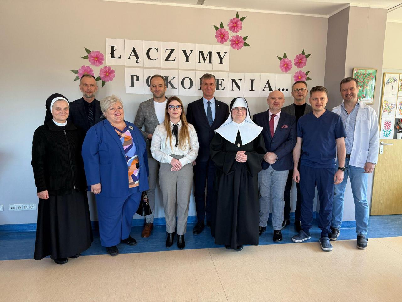 Uroczystości ku czci patrona szpitala św. Józefa w Mikołowie. Wicestarosta i członkowie Zarządu Powiatu podkreślają bliską współpracę z placówką. Życzenia dalszego rozwoju 4