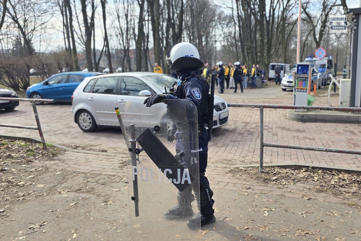 Policja zabezpieczała mecz GKS Katowice – Zagłębie Lubin. Zatrzymano dwie osoby 5