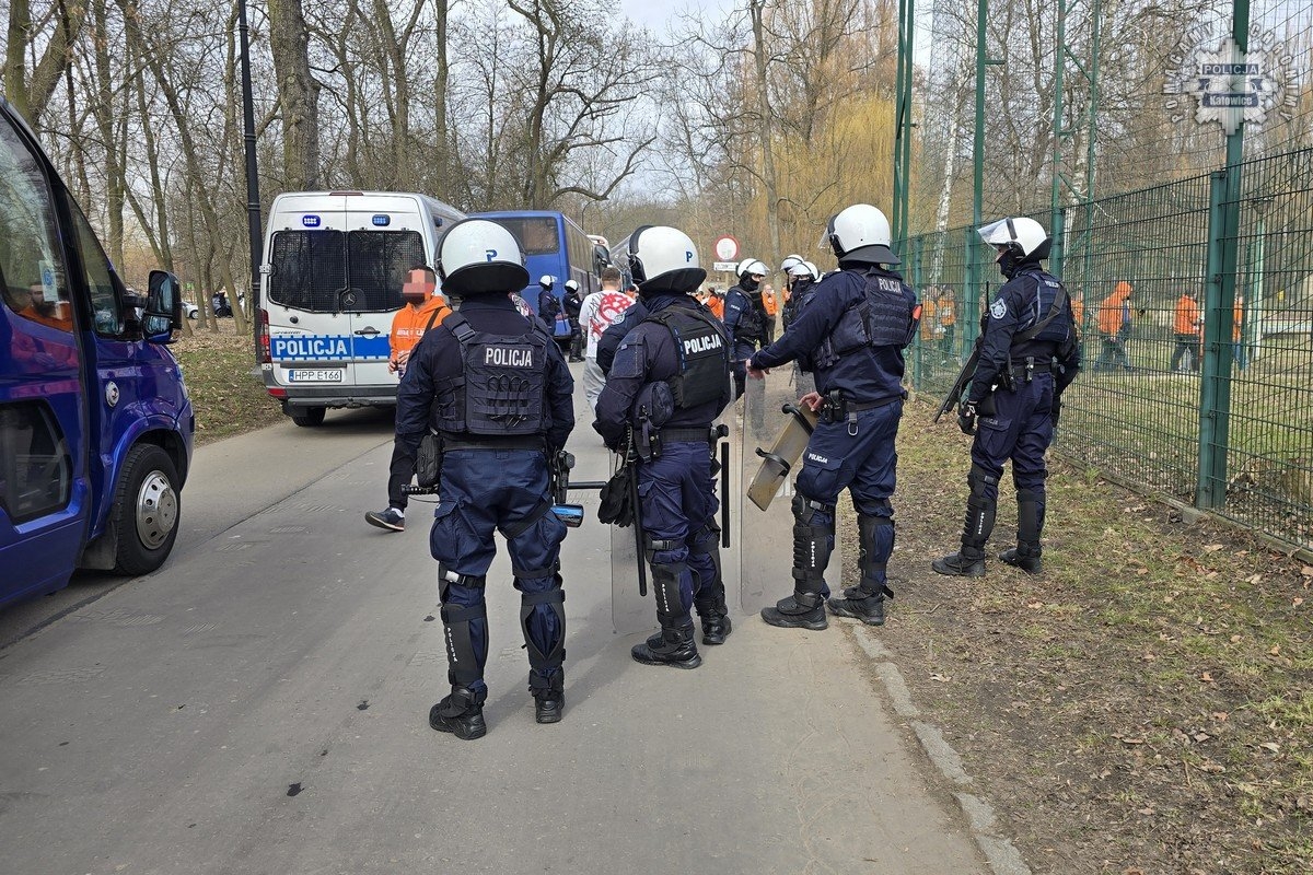 Policja zabezpieczała mecz GKS Katowice – Zagłębie Lubin. Zatrzymano dwie osoby 6