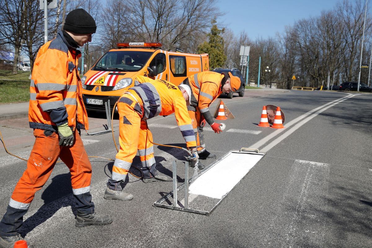 Katowice poprawiają bezpieczeństwo. Nowe oznakowanie i doświetlenie przejść!