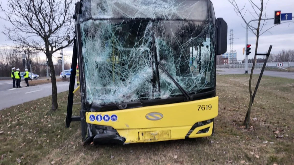Groźna kolizja autobusów w Szopienicach. Jedna osoba trafiła do szpitala!