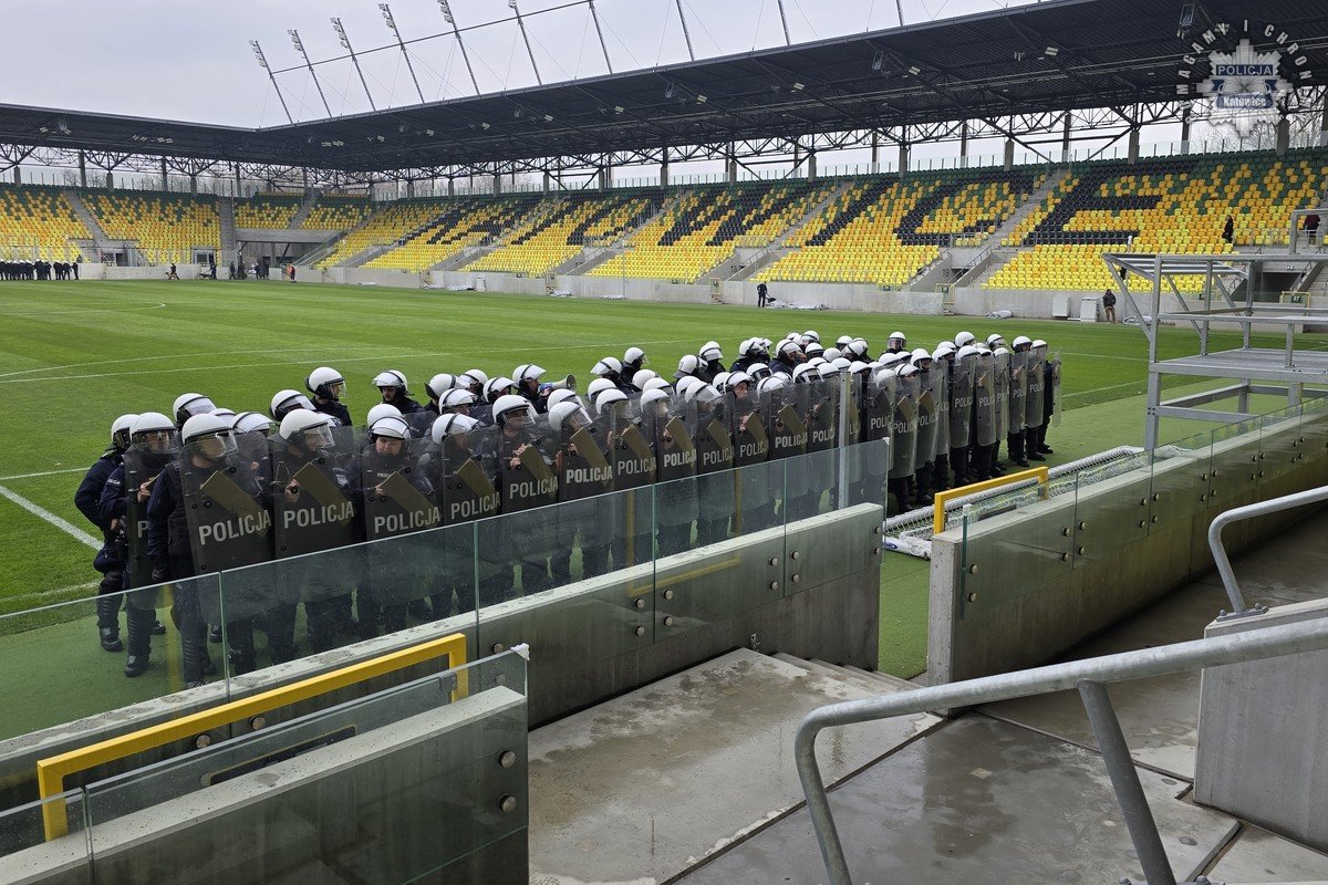 Policja w akcji na nowym stadionie. Ćwiczenia prewencyjne w Katowicach 1
