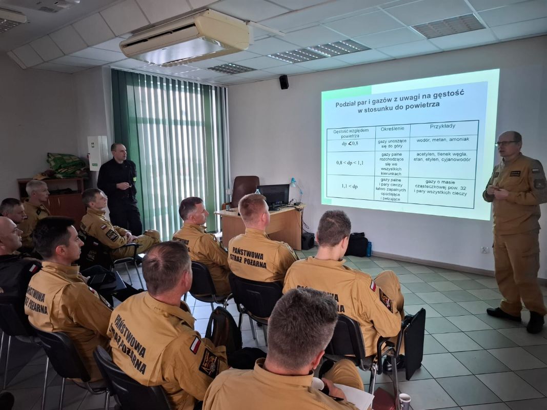 Zajęcia z ratownictwa chemiczno-ekologicznego. Kluczowe umiejętności dla strażaków!