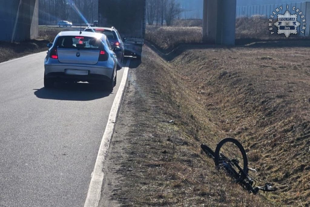 Nastolatek na rowerze potrącony przez dostawczy samochód w Żorach