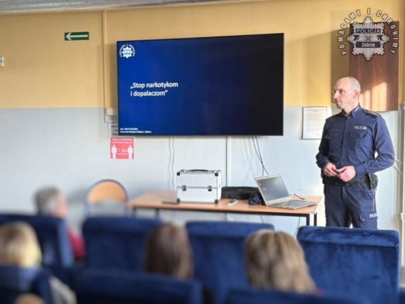 Jak rozpoznać uzależnienie u uczniów? Policjant szkolił nauczycieli w Zabrzu