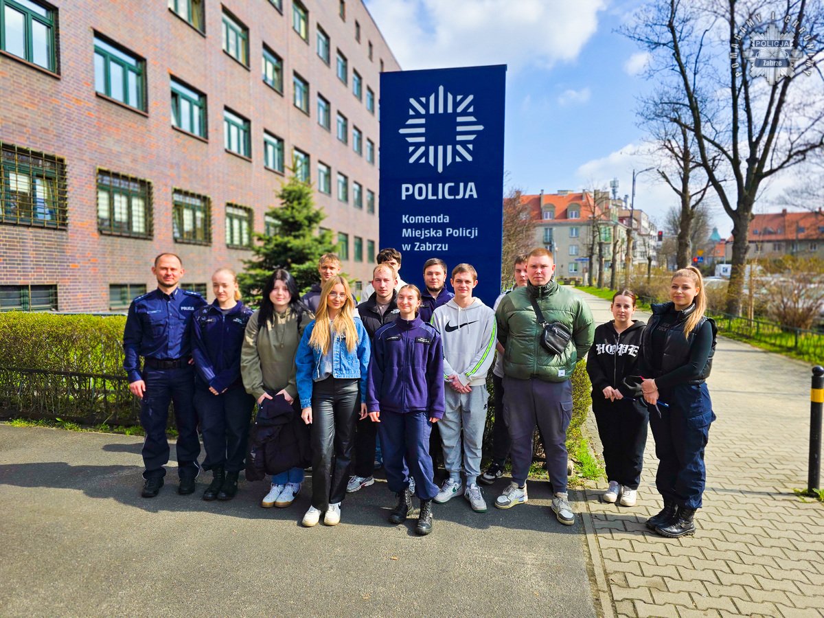 Zabrze: Uczniowie ZSE-U odwiedzili zabrzańską komendę policji