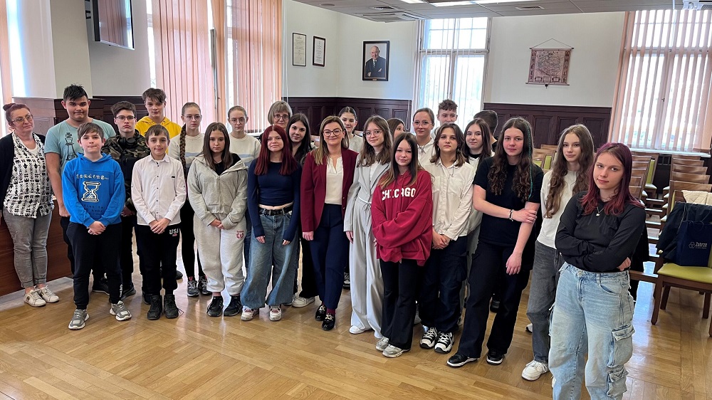 Młodzież z Biskupic odwiedziła Urząd Miejski w Zabrzu [FOTO]