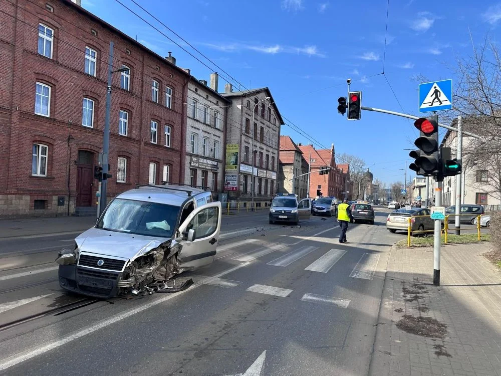 Pościg za pijanym kierowcą przez Świętochłowice i Chorzów. Spowodował dwie kolizje