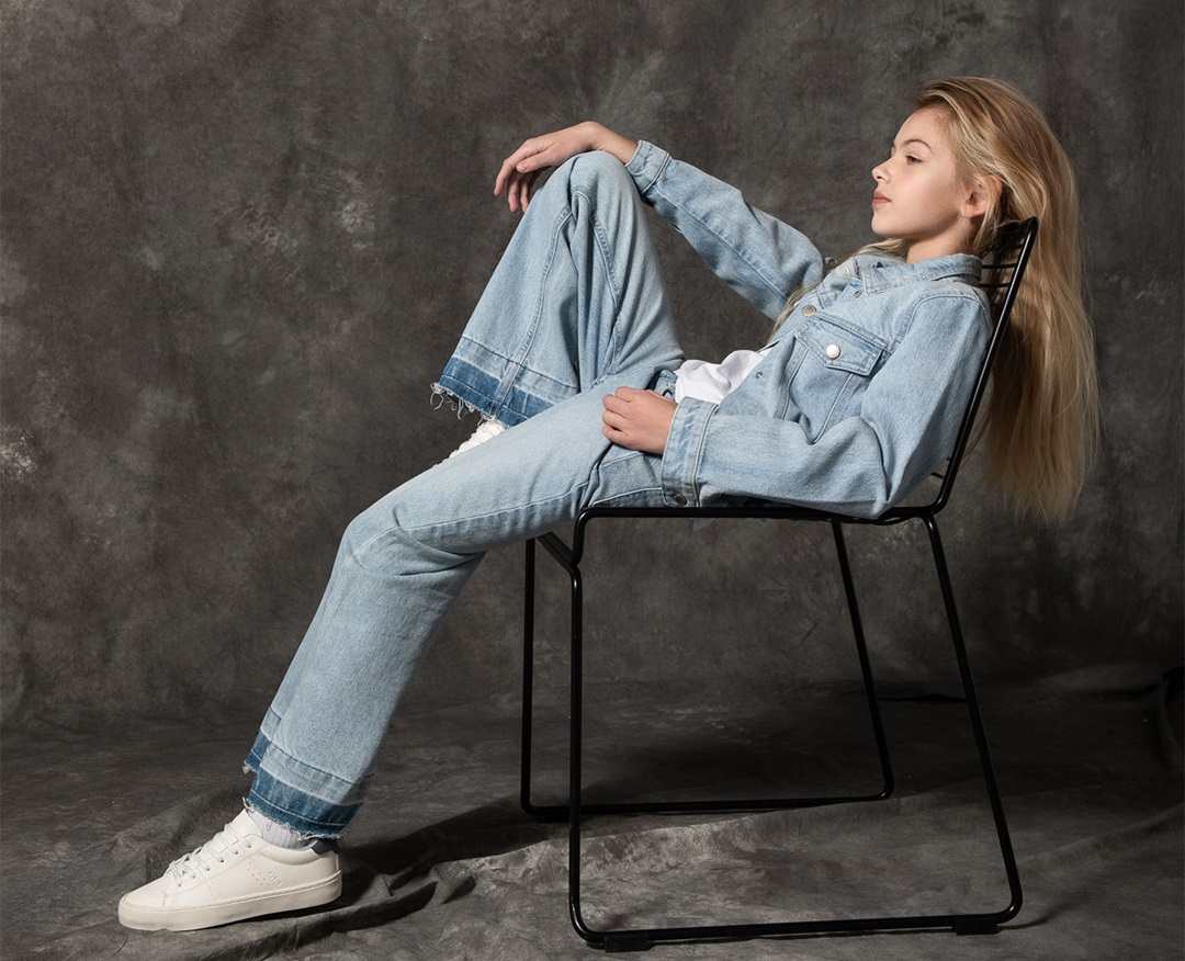 Trendy w spodniach dla dziewczynek – modne kroje i kolory na 2025 rok