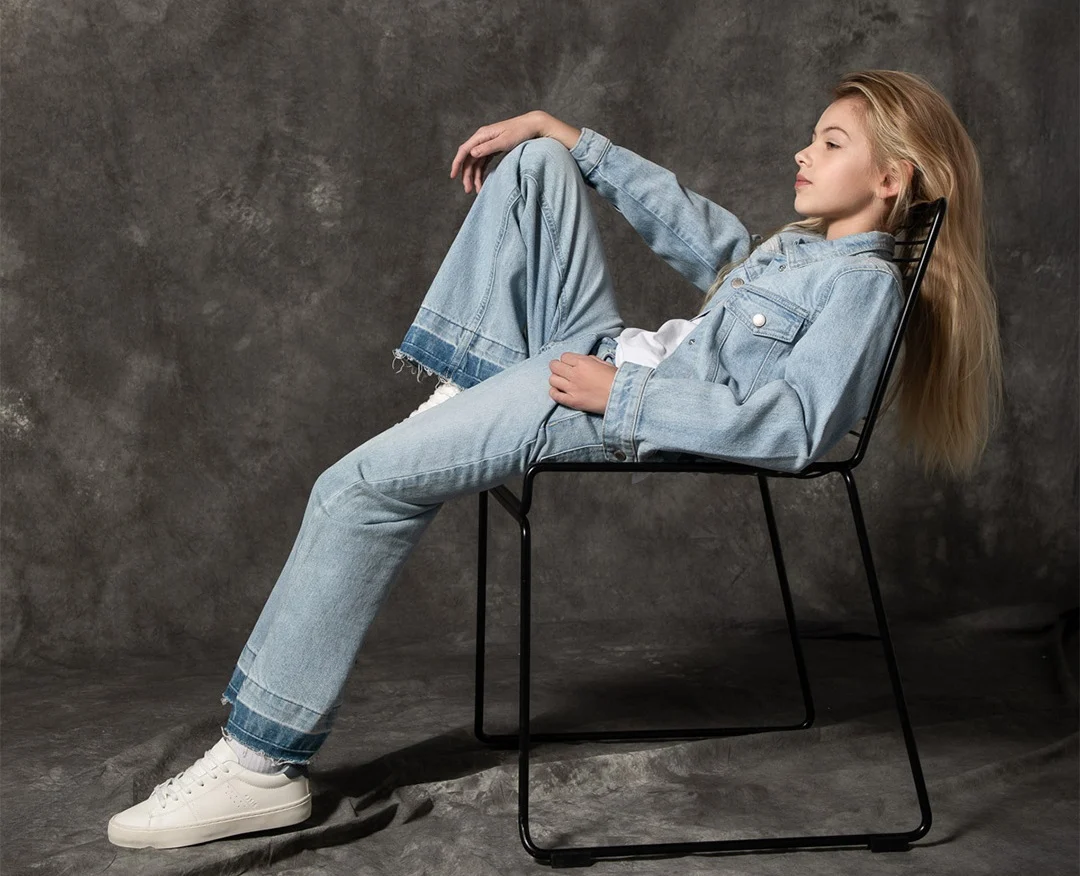 Trendy w spodniach dla dziewczynek – modne kroje i kolory na 2025 rok