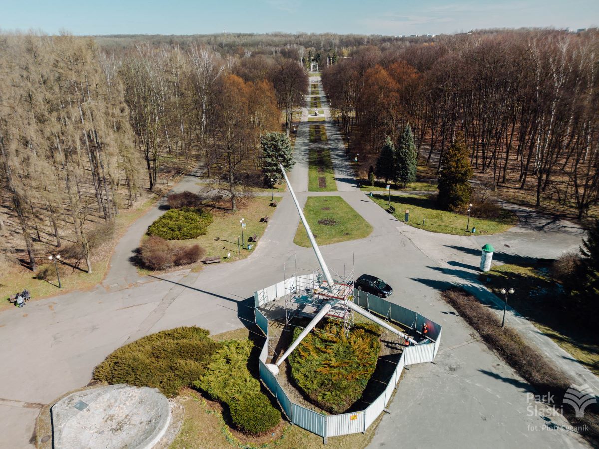 Rozpoczynają się kolejne prace przy renowacji rzeźby "Żyrafa" w Parku Śląskim