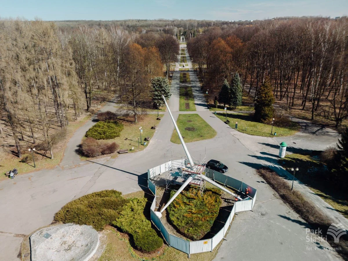 Rozpoczynają się kolejne prace przy renowacji rzeźby "Żyrafa" w Parku Śląskim