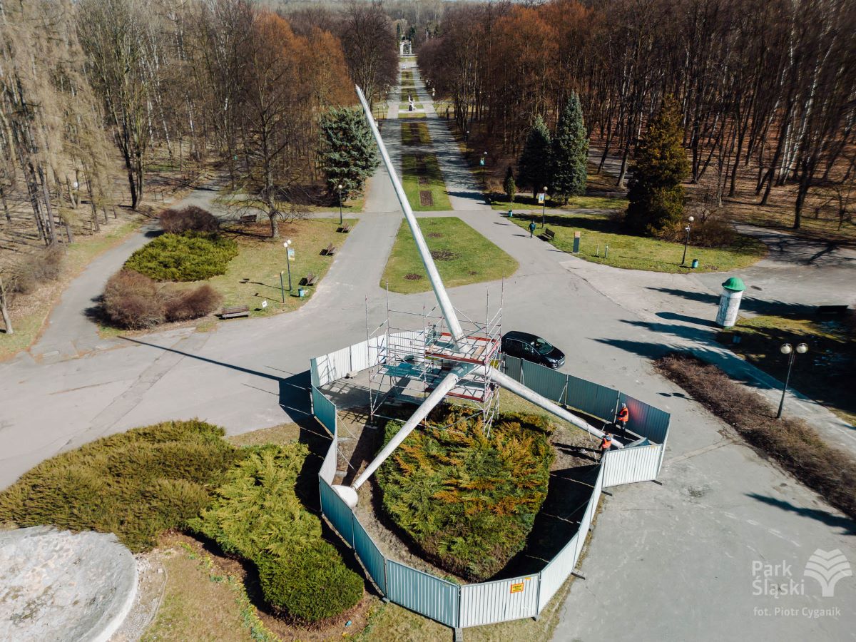 Rozpoczynają się kolejne prace przy renowacji rzeźby "Żyrafa" w Parku Śląskim