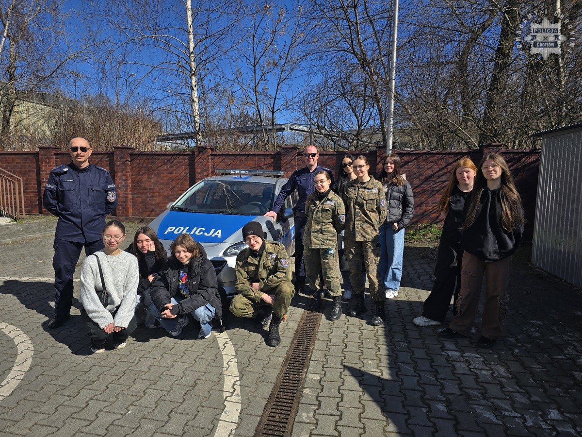Dzień przedsiębiorczości w chorzowskiej komendzie: młodzież odwiedziła mundurowych