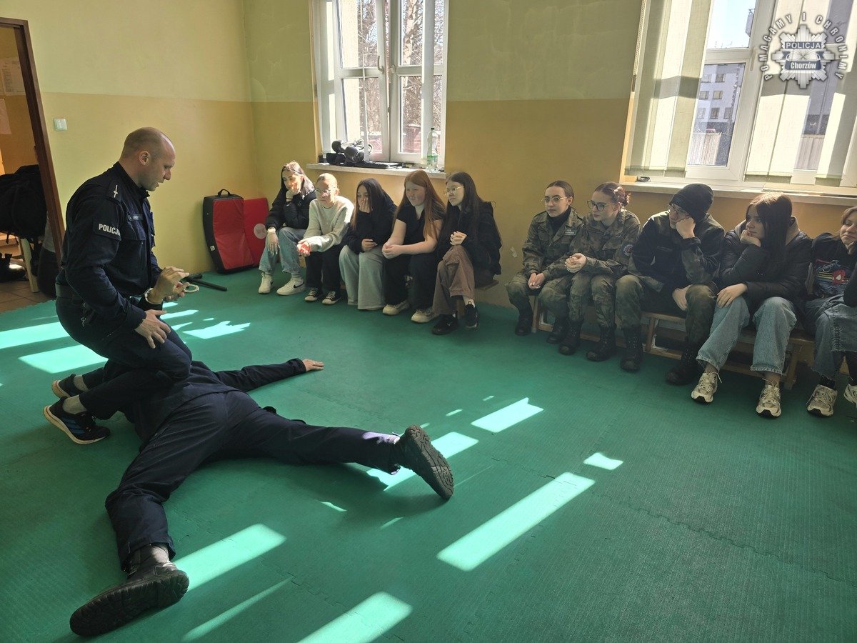 Dzień przedsiębiorczości w chorzowskiej komendzie: młodzież odwiedziła mundurowych